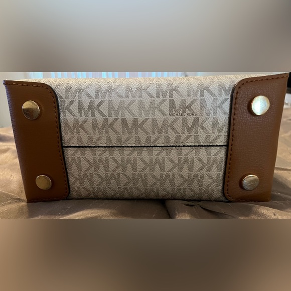 Michael Kors Mercer Medium Accordion Leather Tote Vanilla - Picture 5 of 13